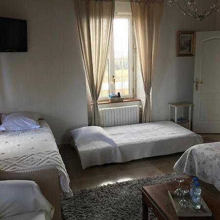 Domaine Du Manoir Panzió Les Avenières Kültér fotó
